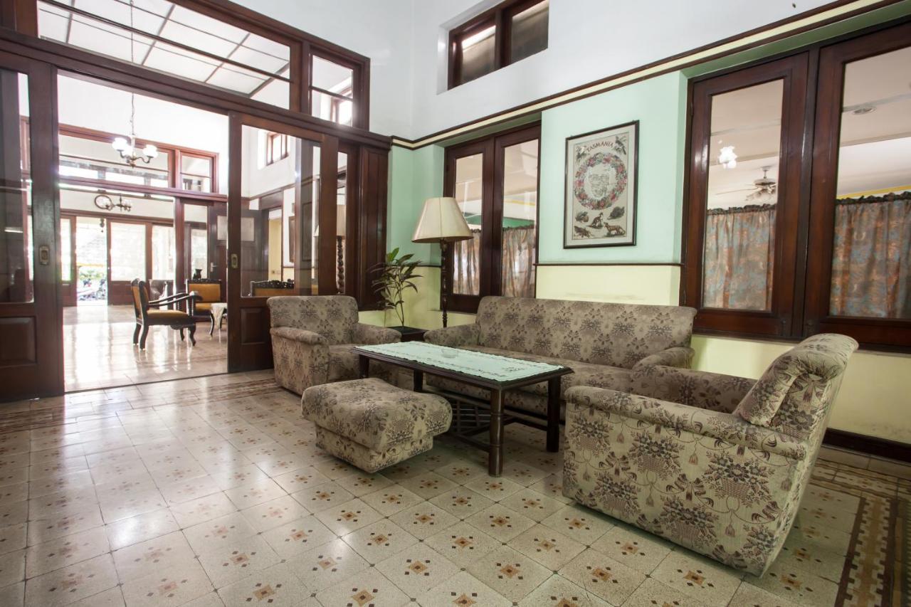 Reddoorz Near Balai Kota Malang Hotel Ngoại thất bức ảnh