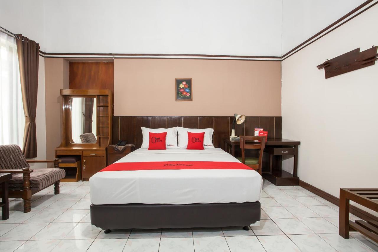 Reddoorz Near Balai Kota Malang Hotel Ngoại thất bức ảnh